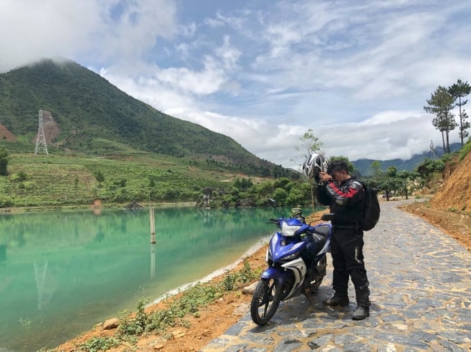 El señor Tam conduce una motocicleta en la ciudad de Than Uyen - Lai Chau. Foto: Tran Thuong Tam