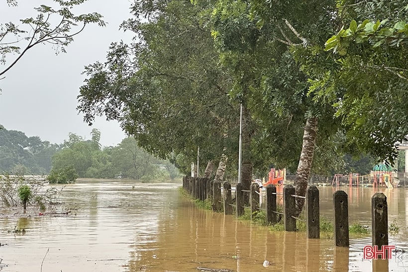 505 หลังคาเรือนในหวู่กวางถูกแยกจากชุมชนเนื่องจากน้ำท่วม