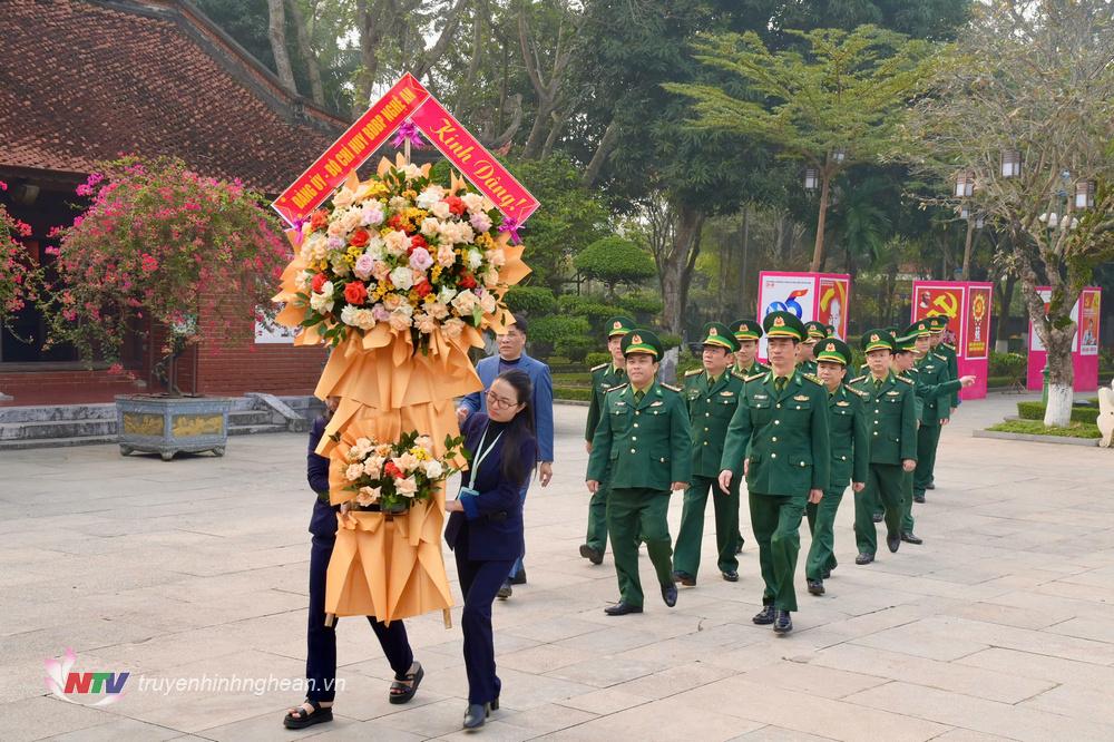 Bộ đội Biên phòng Nghệ An dâng hoa dâng hương báo công Chủ tịch Hồ Chí Minh