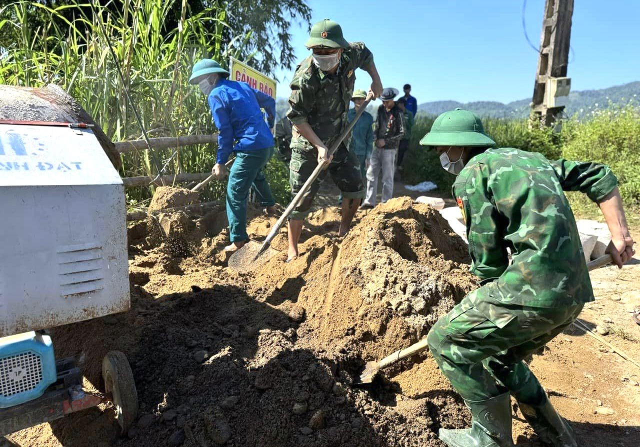 Thanh niên đổ bê tông làm cầu tràn vượt lũ cho học sinh đến trường ảnh 6