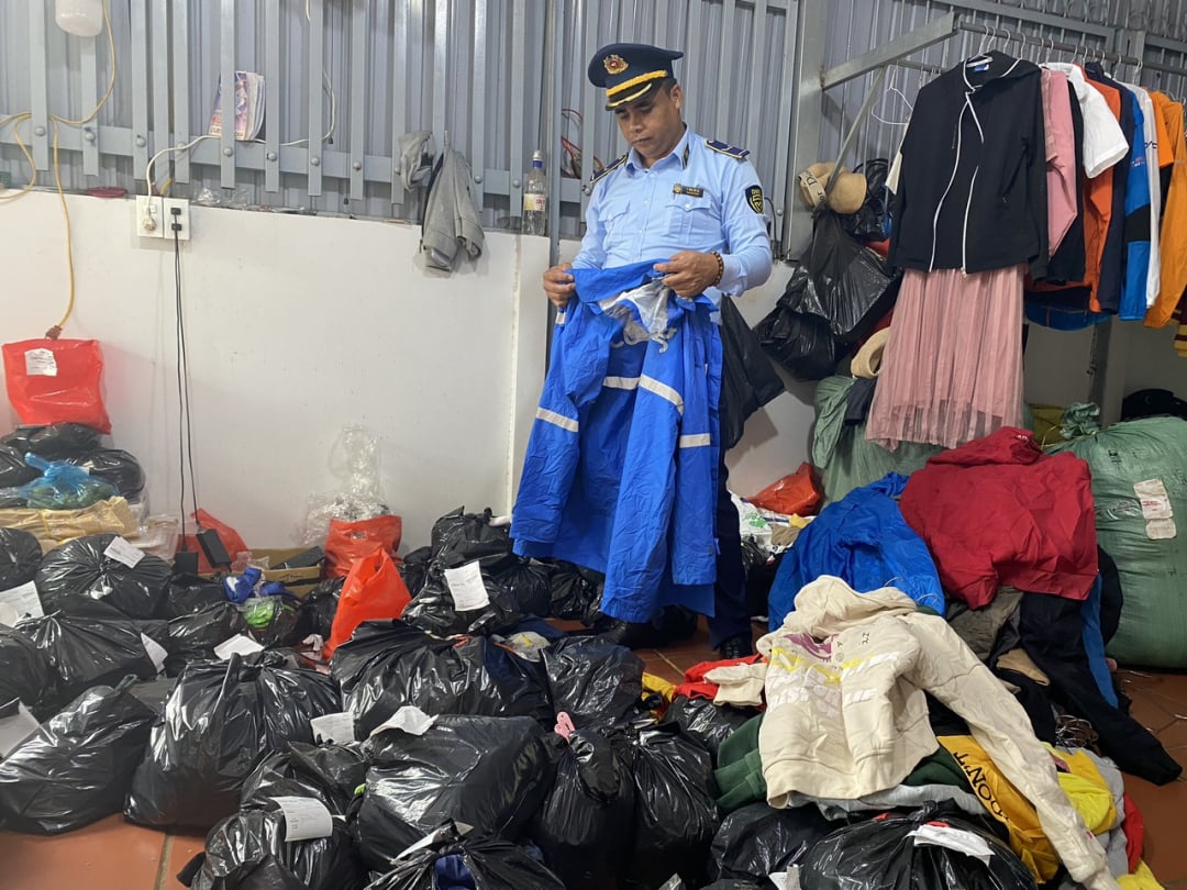 Market management forces inspect a business establishment selling goods of unknown origin in Tan Hoa ward, Buon Ma Thuot city.