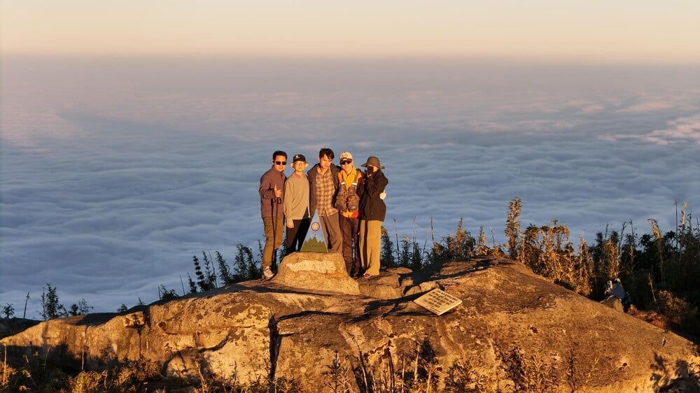 To ensure safety as well as receive guidance and support on the route and accommodation, Anh Chieu chose to go on a 2-day, 2-night tour to explore Ngu Chi Son. He said he chose this trekking route because of its dangerous but interesting and surprising nature. Photo: NVCC