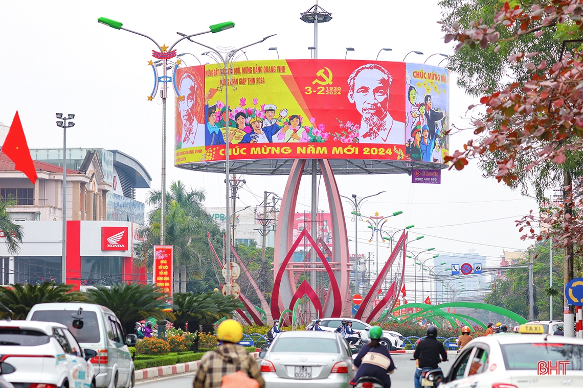 Las calles de Ha Tinh se iluminan con banderas y flores para celebrar el 94º aniversario de la fundación del Partido.