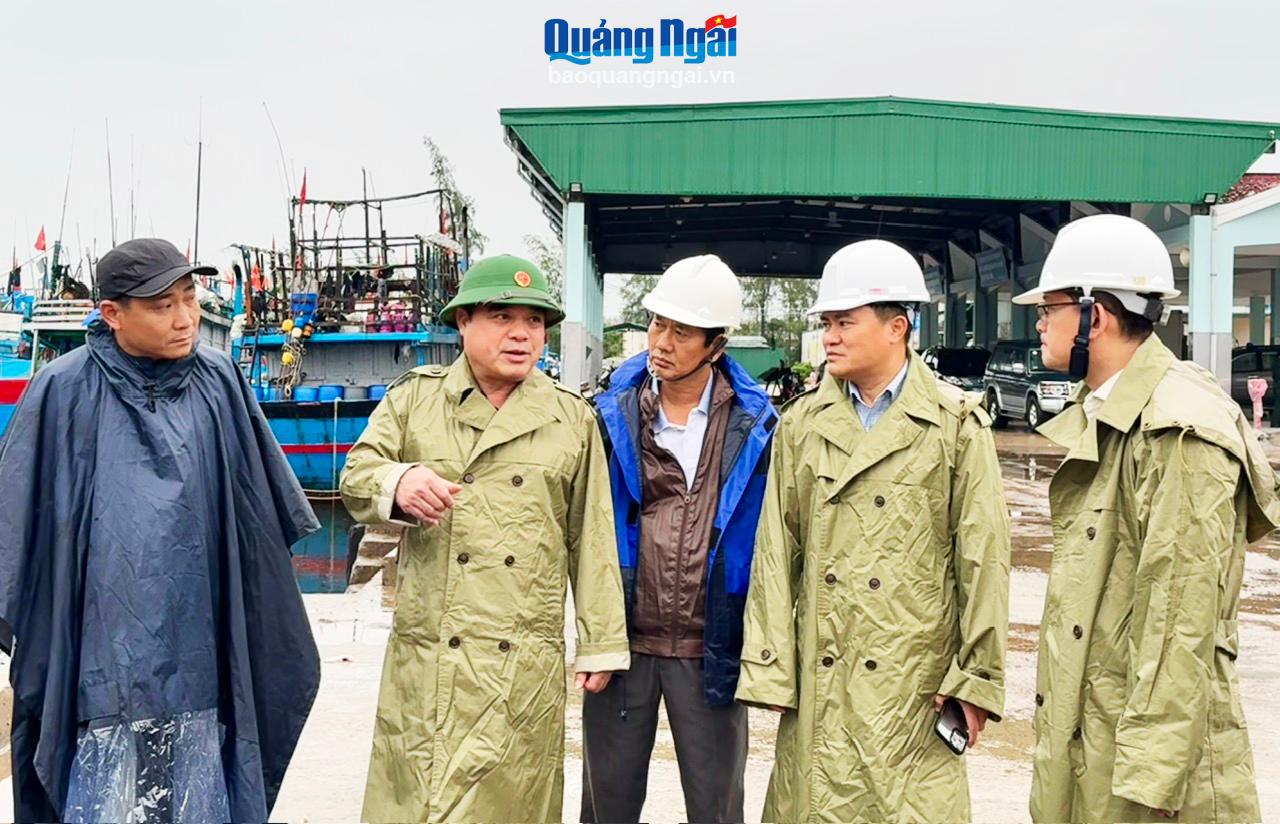 쩐 호앙 투안(Tran Hoang Tuan) 성 인민위원회 상임부위원장은 각 부문과 지방 정부가 주관적이지 않고 6호 폭풍에 대응하기 위한 해결책을 적극적으로 마련해 줄 것을 요청했습니다.