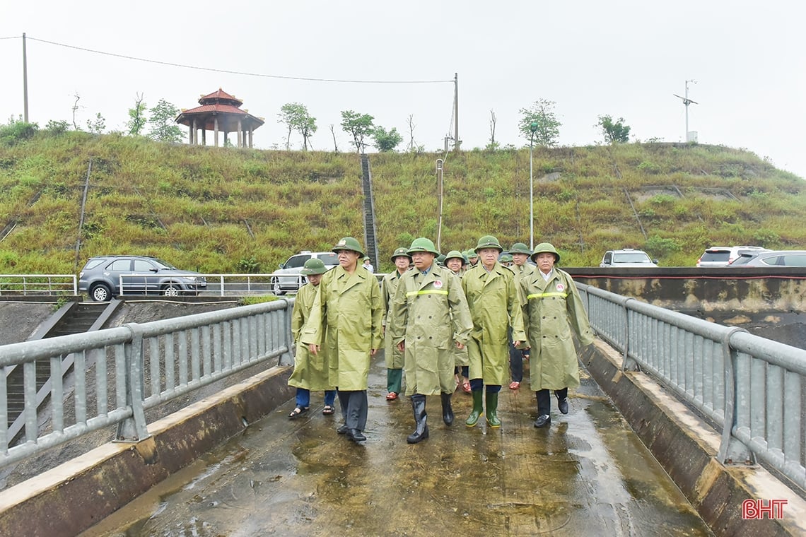 Khẩn trương khắc phục các công trình thủy lợi thiết yếu bị hư hỏng do lũ lụt