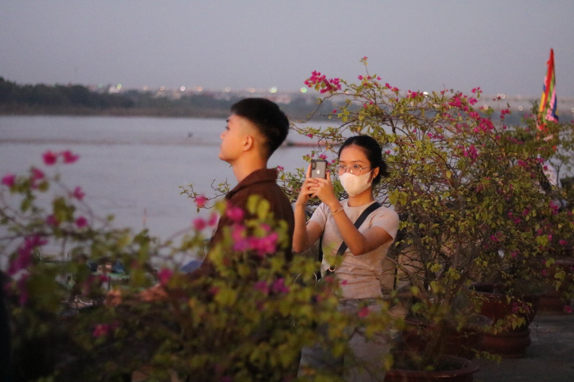 Junge Leute laden sich gegenseitig ein, an einem neuen Ort einzuchecken, um den Sonnenuntergang zu beobachten, extrem entspannt in Hanoi, Foto 9