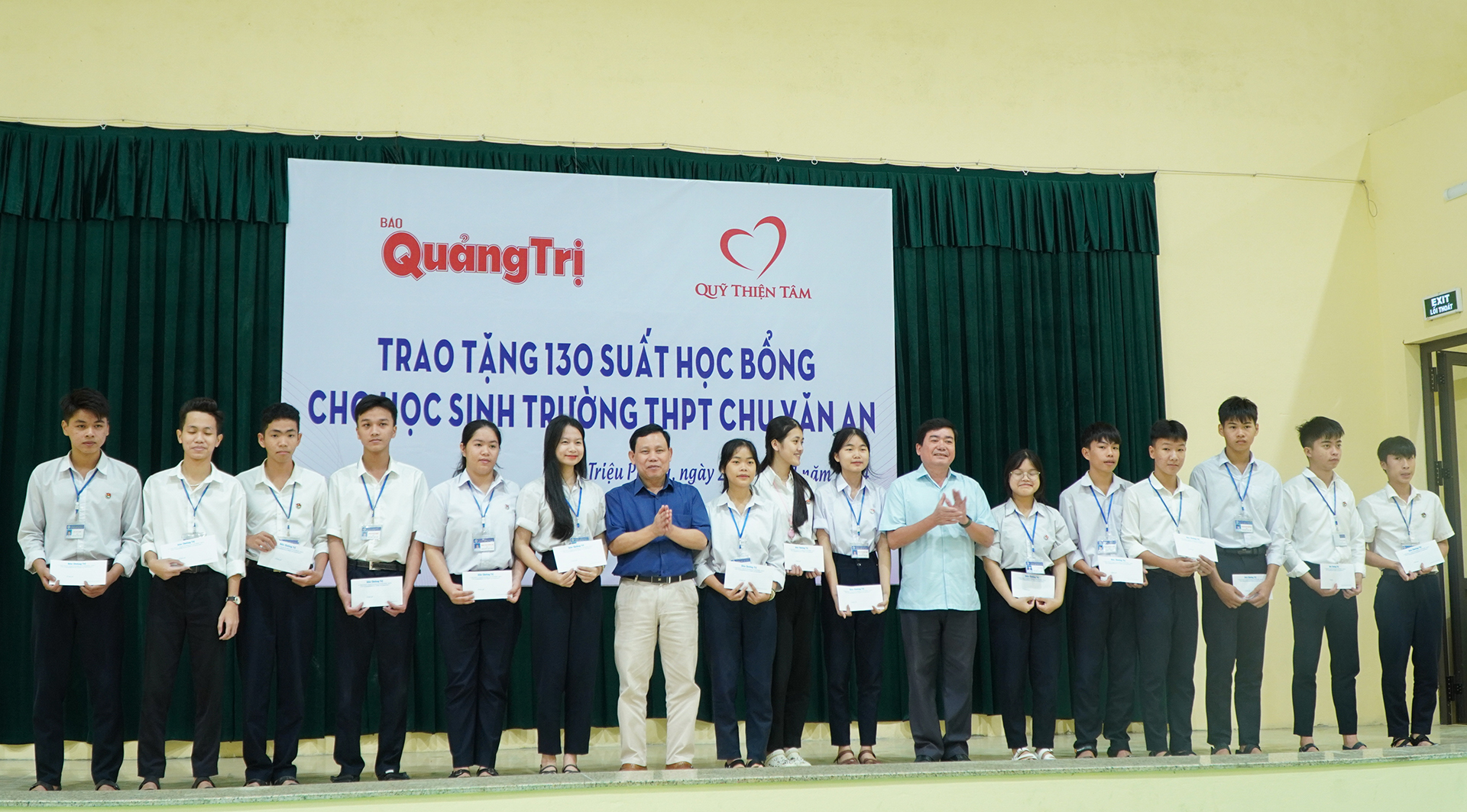 Quang Tri Newspaper - Thien Tam Fund: Awarding 130 scholarships to poor students overcoming difficulties at Chu Van An High School