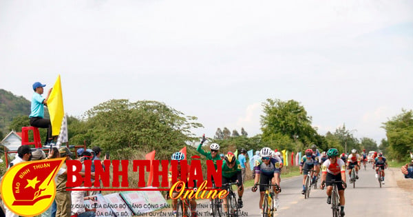 นักกีฬากว่า 100 คนร่วมแข่งขันจักรยานเสือหมอบ Ta Cu Mountain Cycling Race