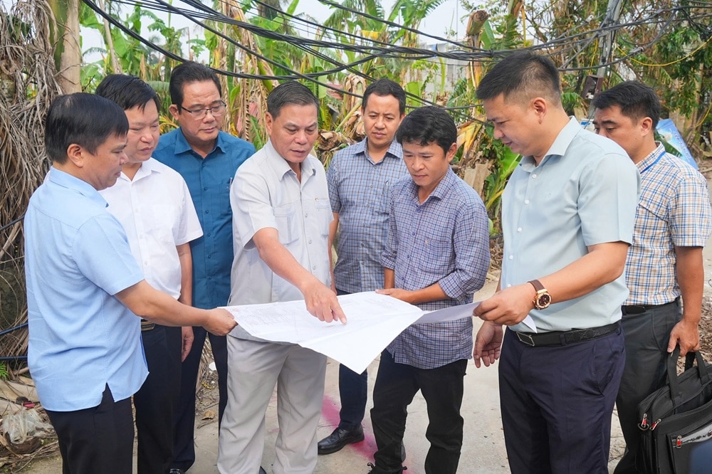 El Sr. Nguyen Van Tung, Presidente del Comité Popular de la Ciudad. Hai Phong inspecciona los trabajos de limpieza del sitio para los proyectos del plan maestro del Aeropuerto Internacional de Cat Bi.