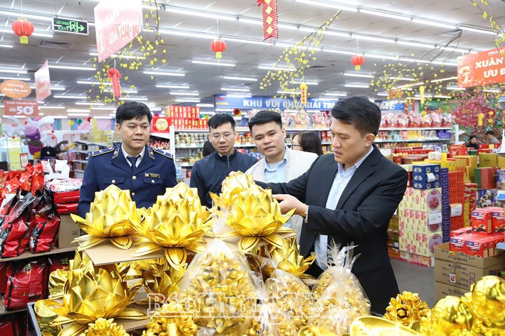 Kiểm tra tình hình kinh doanh hàng hóa phục vụ Tết tại siêu thị BRG Phố Nối (Yên Mỹ)