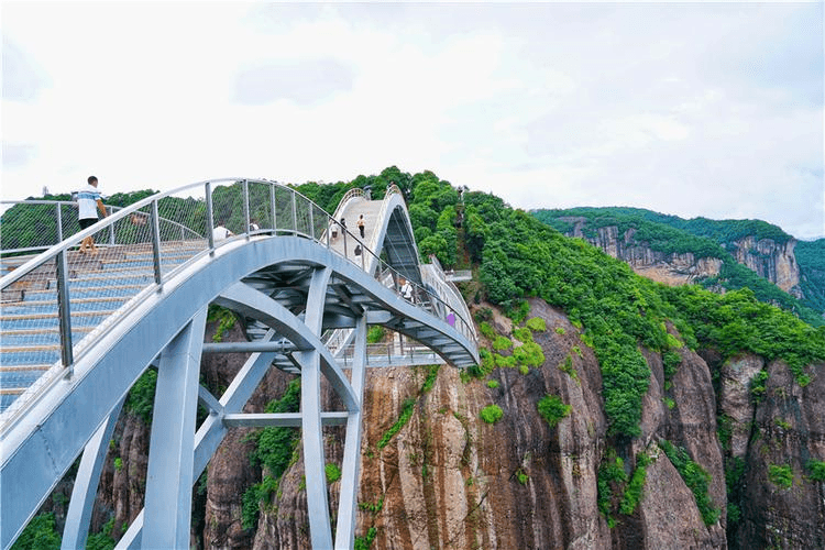 Der Designer dieser einzigartigen Glasbrücke ist Ha Van Xuong, ein Experte für Stahlkonstruktionen, der am Entwurf des Vogelnest-Stadions beteiligt war, in dem die Olympischen Spiele 2008 in Peking stattfanden.