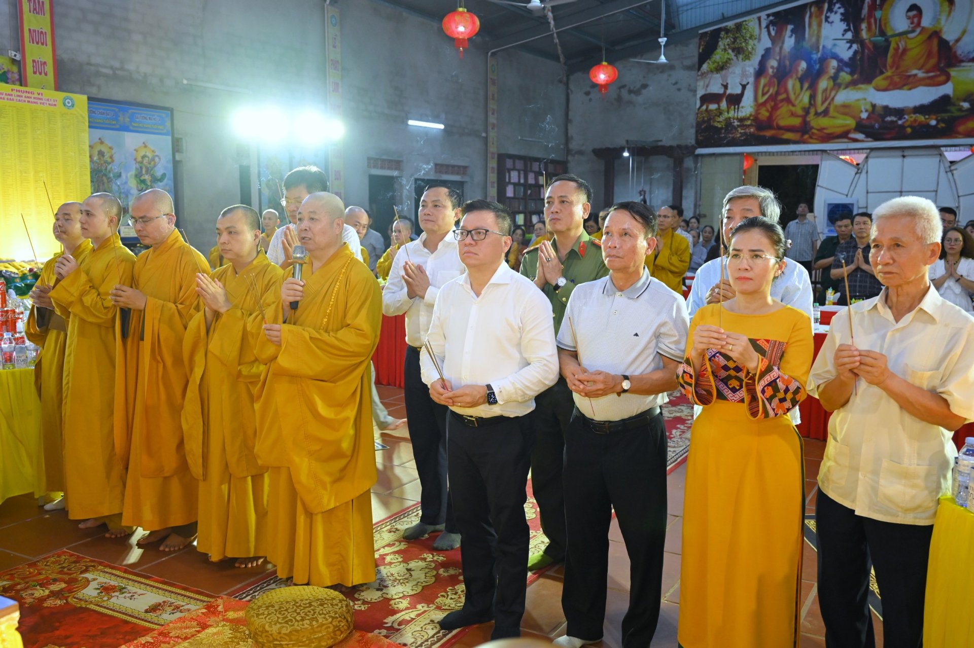 chuong trinh thap sang ngon lua tri an goi nho nhac nho moi nha bao khong ngung sang tao doi moi chuyen nghiep va but pha hinh 1