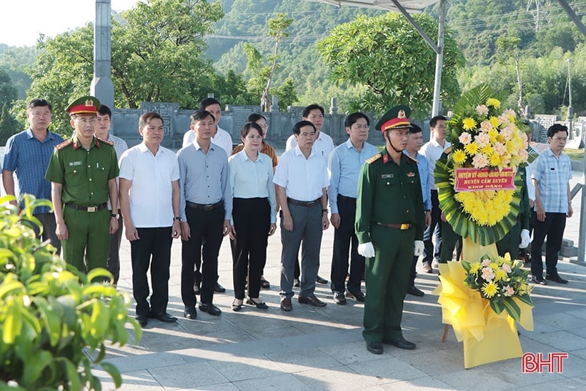 Ofrenda de incienso para conmemorar el 82 aniversario de la muerte del difunto Secretario General Ha Huy Tap