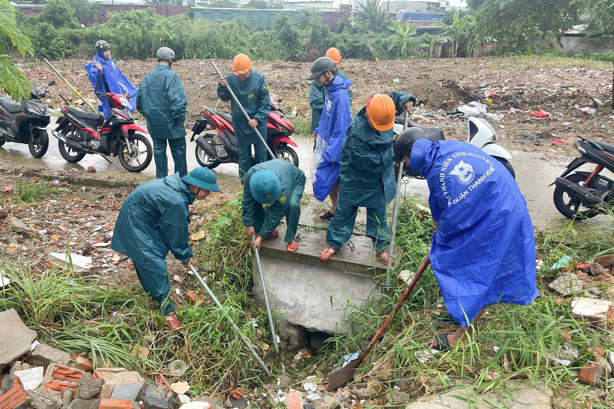 Da Nang aktiviert ein Freiwilligenteam, um Menschen bei der Vorbeugung des Sturms Tra Mi zu helfen. Foto 9