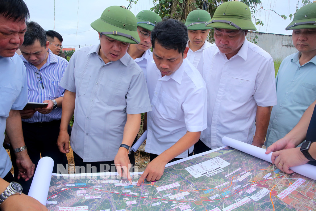 Inspecting investment preparation work for Ninh Binh-Hai Phong expressway project