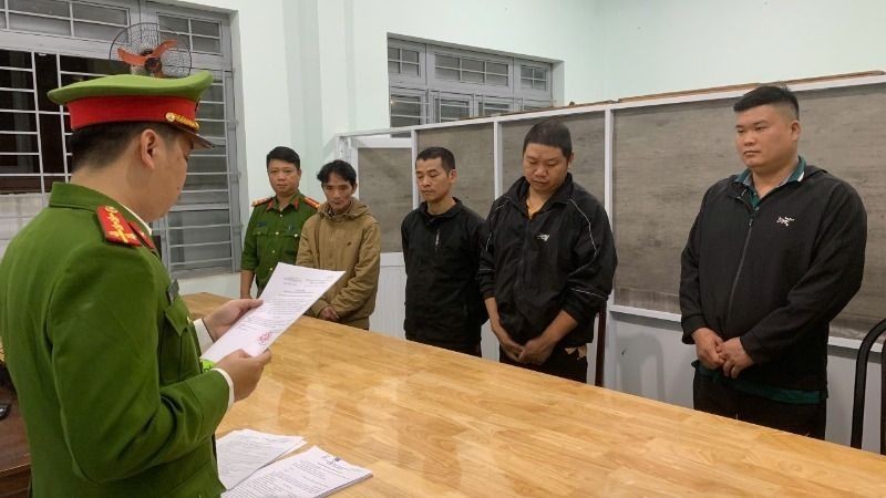 다크락 지방 경찰 경제경찰서는 식품 안전 규정 위반 혐의로 4건을 기소하고 4명의 용의자를 임시 구금하기로 결정했습니다.