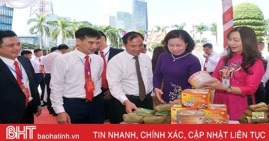 Impressionnant stand présentant des produits agricoles au congrès de l'Association des agriculteurs de Ha Tinh