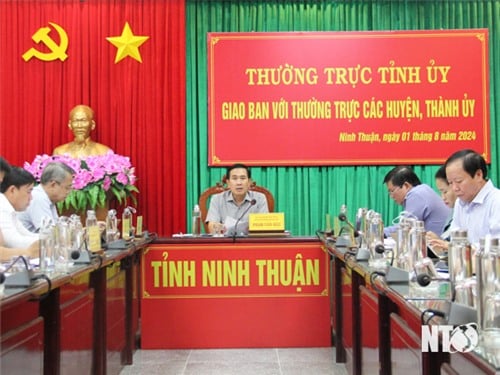 Thường trực Tỉnh ủy giao ban với Thường trực các huyện, thành ủy