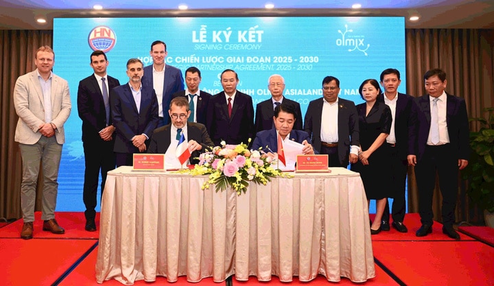 M. Vu Manh Hung, président du conseil d'administration du groupe Hung Nhon et M. Robert Clapham, directeur général du groupe Olmix, ont signé un protocole d'accord sur la coopération, la production conjointe et la fourniture de produits d'élevage et de volaille selon les normes Halal.