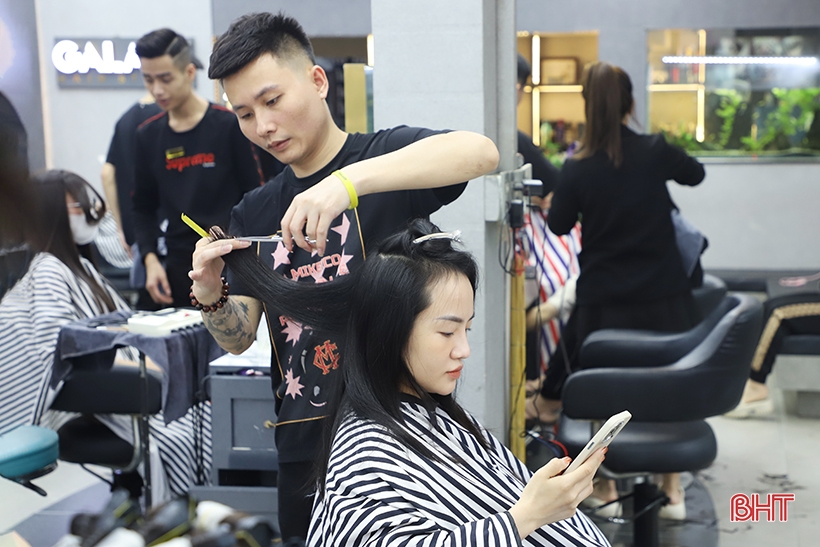 Los salones de belleza en Ha Tinh atraen clientes durante la temporada alta