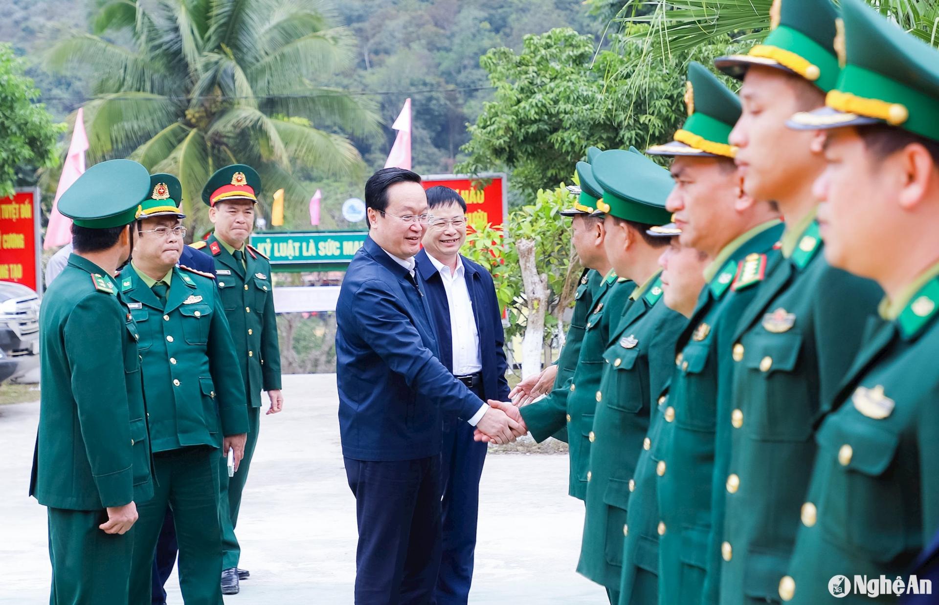 Đồng chí Nguyễn Đức Trung - Bí thư Tỉnh ủy đã đến thăm, tặng quà, chúc Tết các lực lượng vũ trang đóng chân trên địa bàn xã Na Loi (huyện Kỳ Sơn). Ảnh: Phạm Bằng