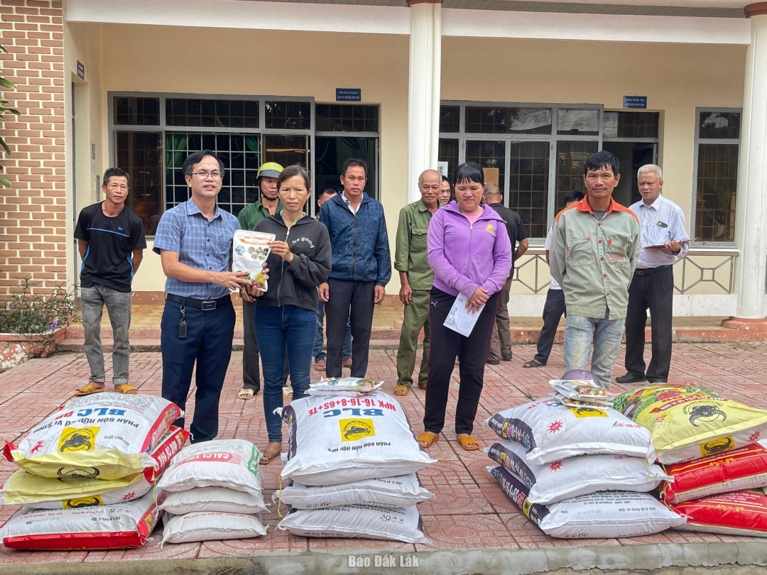 SACCR project supports agricultural materials for people in Ea Kar district