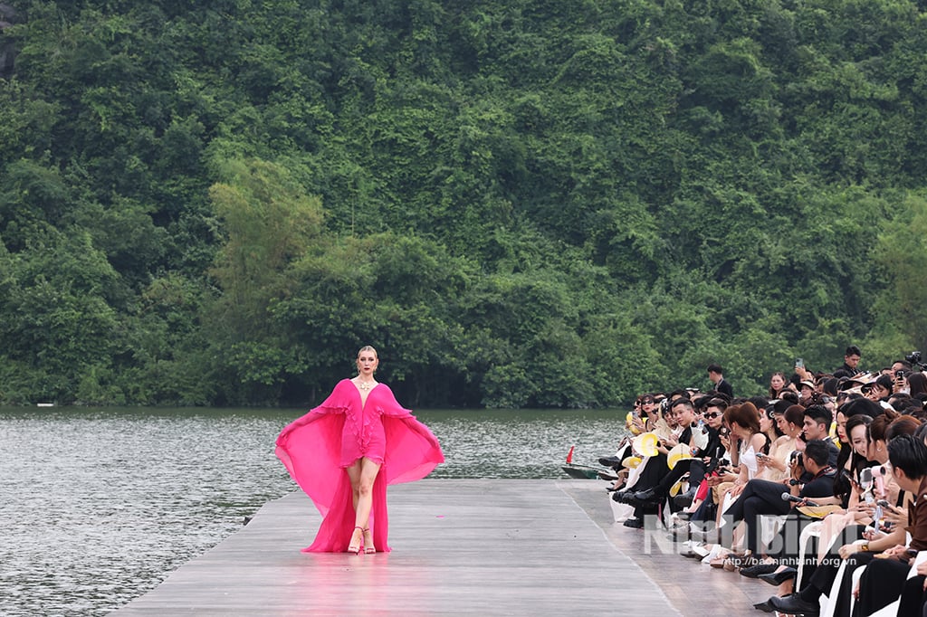 Organizing Fashion Show Hello Cosmo From Vietnam at Khe Coc Island, Trang An