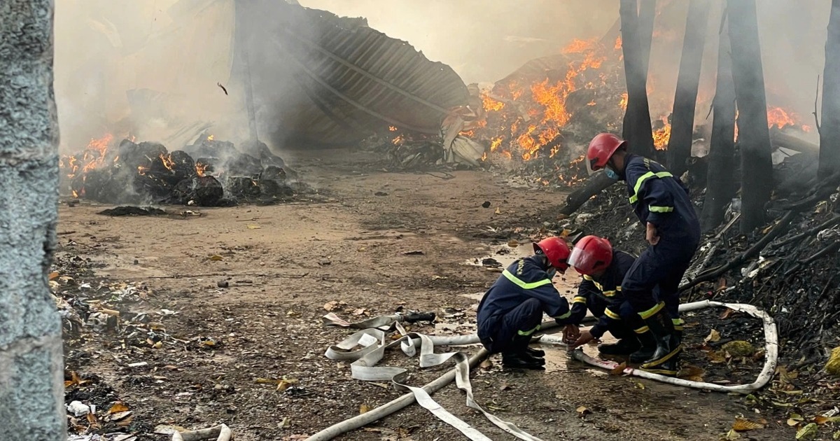 Incendio en un depósito de chatarra junto a un almacén de motocicletas en Binh Duong