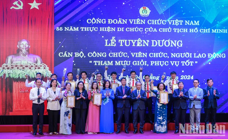 Tuyên dương 150 cán bộ, công chức, viên chức, người lao động “Tham mưu giỏi, phục vụ tốt” ảnh 3