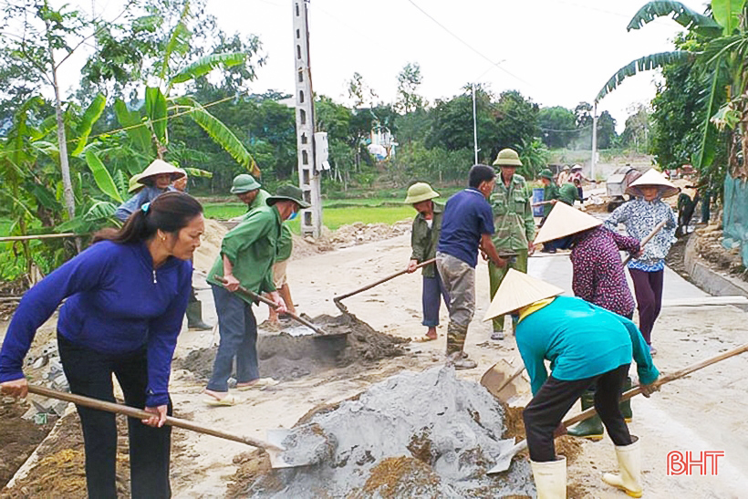 Bà bí thư kiêm thôn trưởng lăn lộn với phong trào ở vùng thượng Kỳ Anh