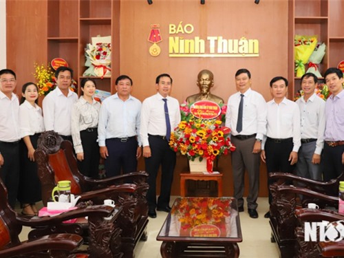 Comrade Pham Van Hau, Standing Deputy Secretary of the Provincial Party Committee, Chairman of the Provincial People's Council visited and congratulated Vietnam Revolutionary Press Day.