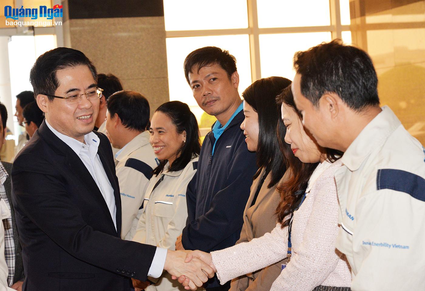 Phó Bí thư Tỉnh ủy, Chủ tịch UBND tỉnh Nguyễn Hoàng Giang thăm hỏi, động viên nhân viên, người lao động Công ty TNHH Doosan Enerbility Việt Nam.