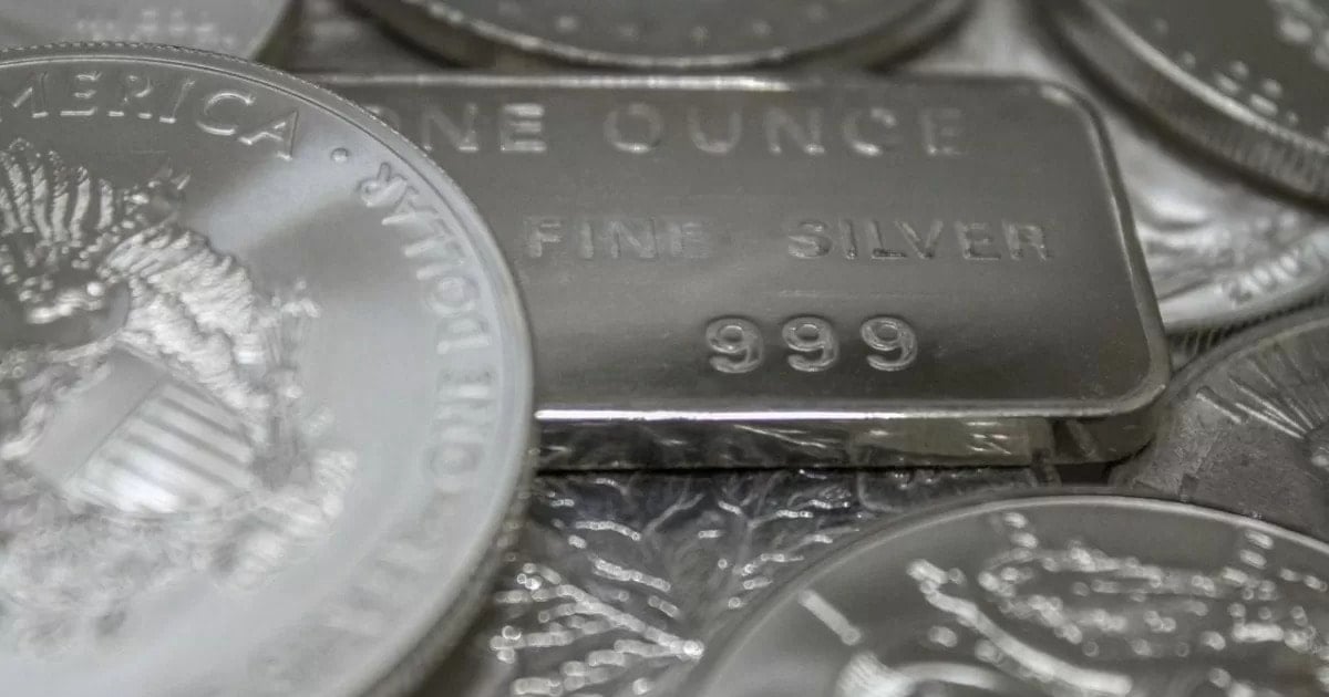 Silver prices fell slightly due to the impact of the USD.