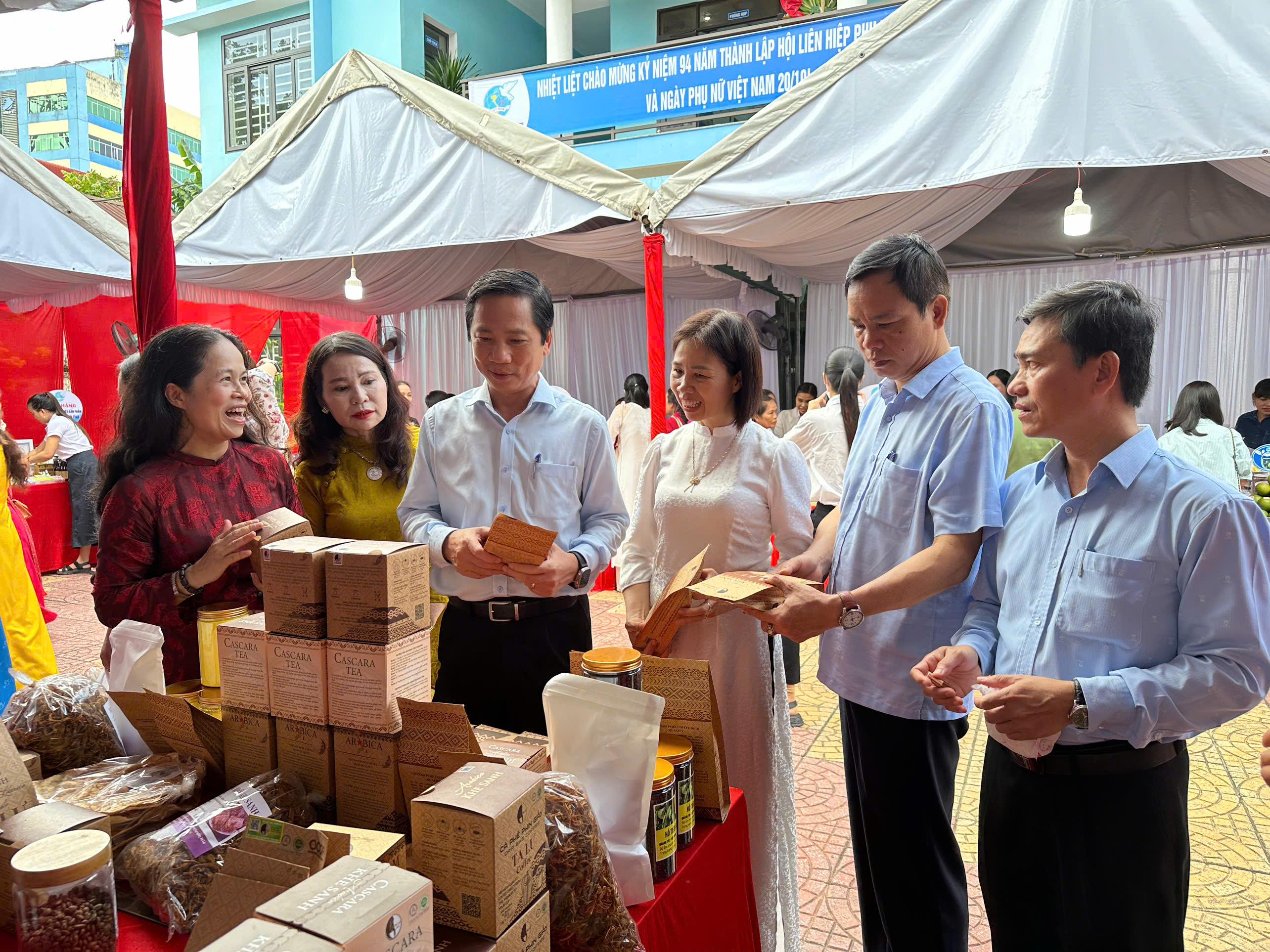 Vice Chairman of the Provincial People's Committee Hoang Nam visited and presented flowers to congratulate the Provincial Women's Union.