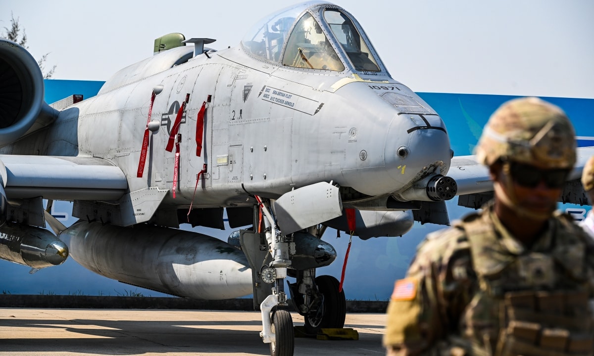 Aviones de combate y vehículos aéreos no tripulados de muchos países participan en la exposición de defensa