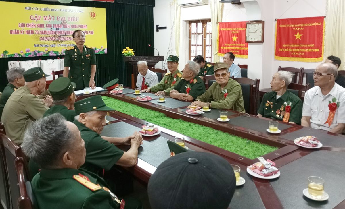 Hai Duong tiene 15 delegados que asisten a la reunión con veteranos y ex jóvenes voluntarios que participaron en la Campaña Nacional Dien Bien Phu.