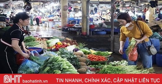 Las fuertes lluvias hacen que los precios de las verduras en Ha Tinh aumenten