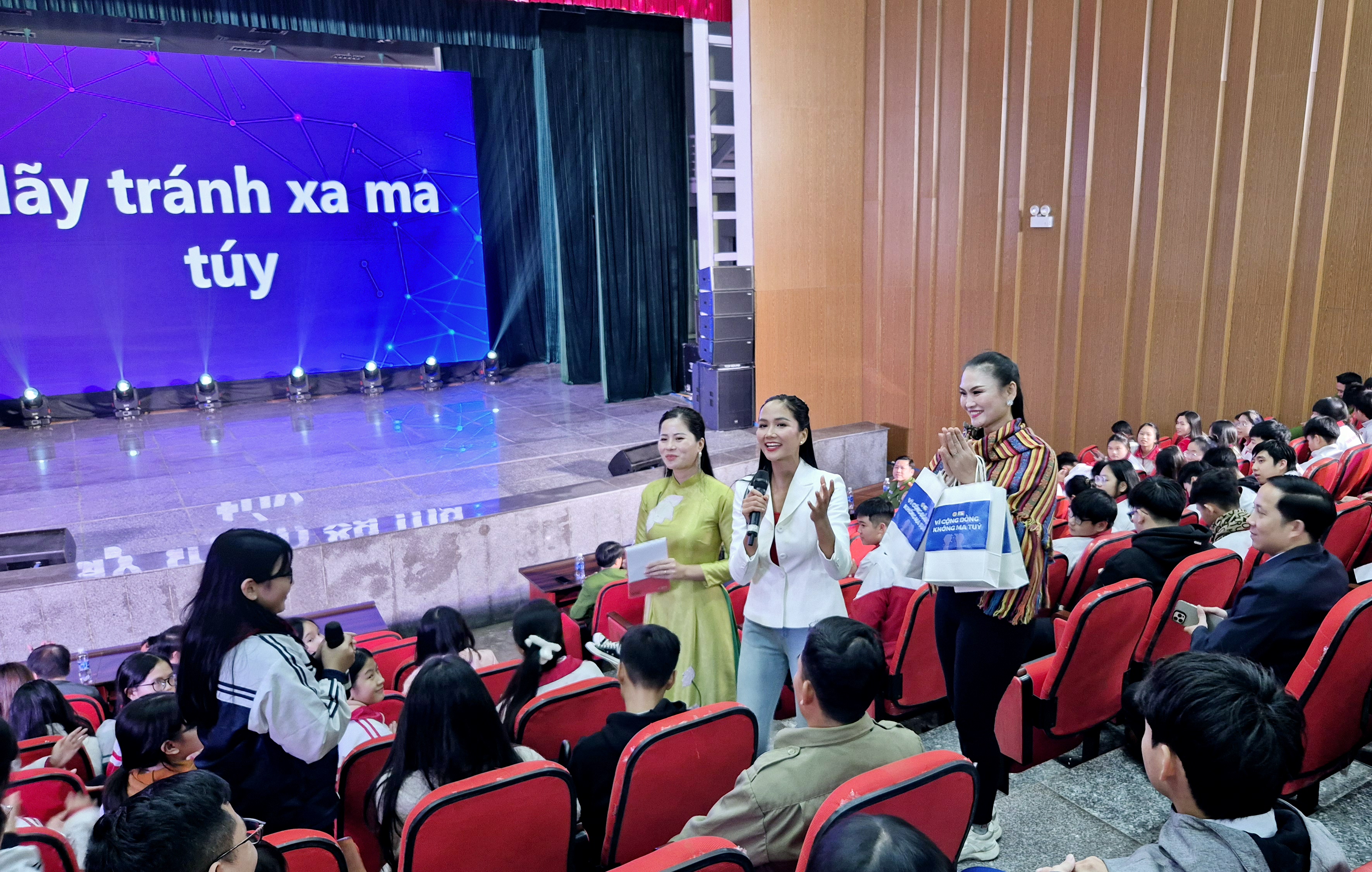 កញ្ញា HHen Nie ចូលរួមក្នុងការទំនាក់ទំនង 