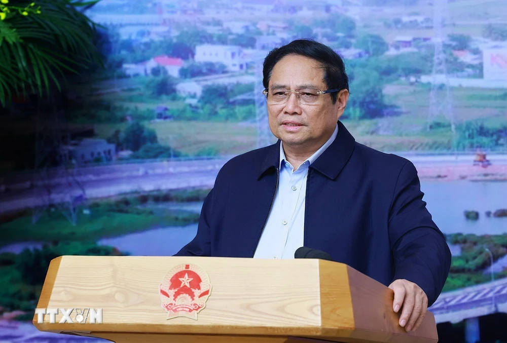 Le Premier ministre Pham Minh Chinh a présidé la 15e réunion du Comité de pilotage des projets clés de transport. (Photo : Duong Giang/VNA)