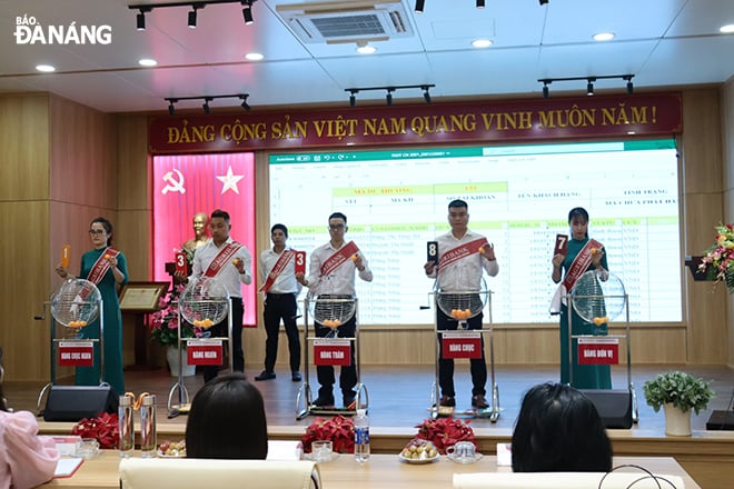 Agribank Nam Da Nang Branch holds a lucky draw to give away cars to customers