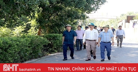 Delegation der Provinz Quang Tri besucht neuen ländlichen Bezirk Cam Xuyen