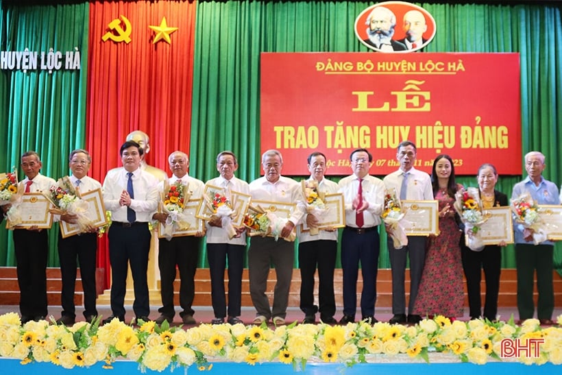 Lộc Hà trao tặng Huy hiệu Đảng cho 43 đảng viên