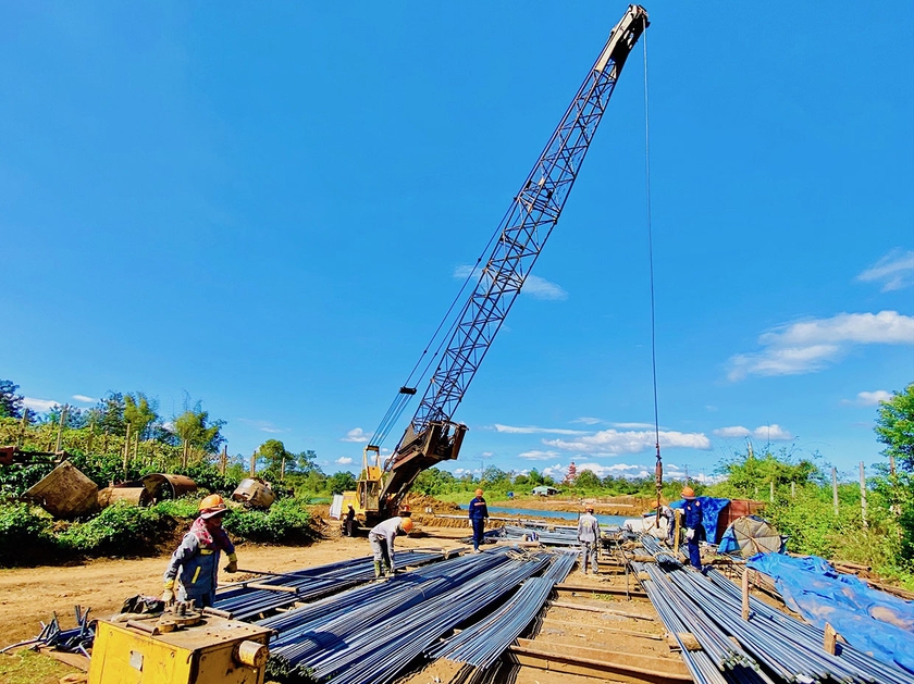 Thi công đường hành lang kinh tế phía Đông kết nối các huyện Đak Đoa, Chư Păh và TP. Pleiku. Ảnh: H.D