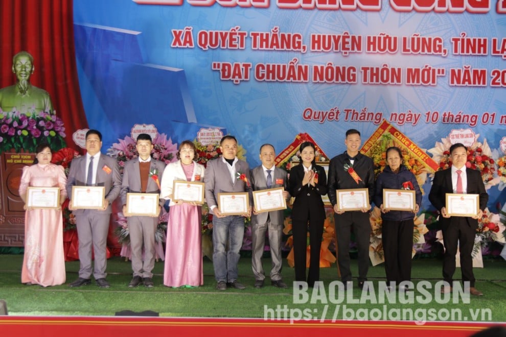 Leaders of Huu Lung District People's Committee awarded certificates of merit to representatives of collectives and individuals.