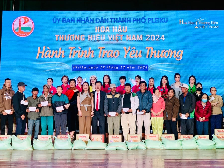 Tặng quà 150 hộ nghèo, khó khăn, gia đình chính sách