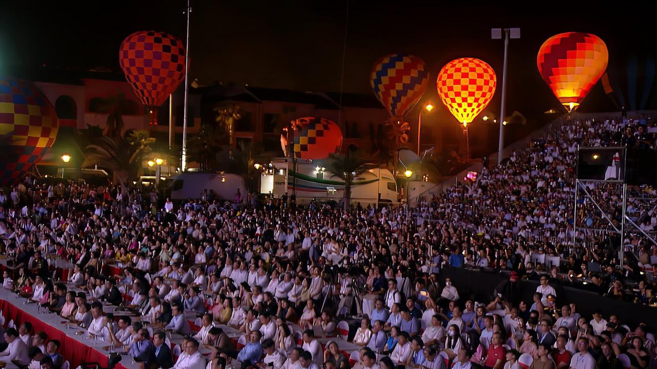 Delegierte und Menschen verfolgen die Eröffnungszeremonie des Nationalen Tourismusjahres 2023 in Binh Thuan-Foto-n.-lan-1-.jpg