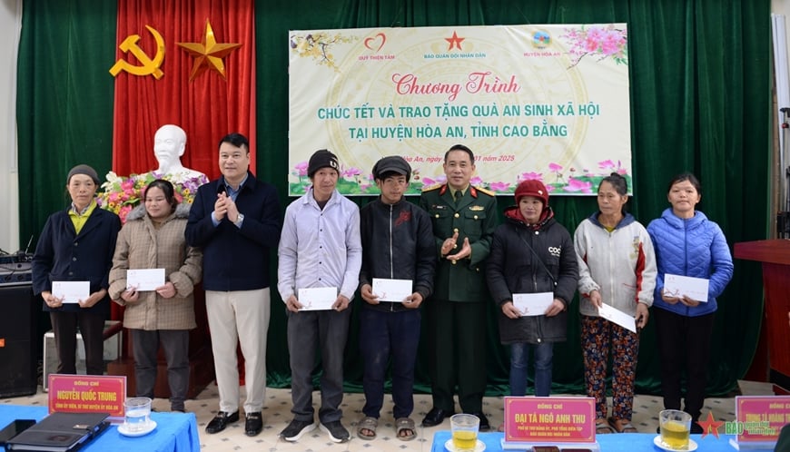 Volksarmee und Volksarmee arbeiten zusammen, um Menschen in schwierigen Lebensumständen in Cao Bang Tet-Geschenke zu überreichen, Bild 1