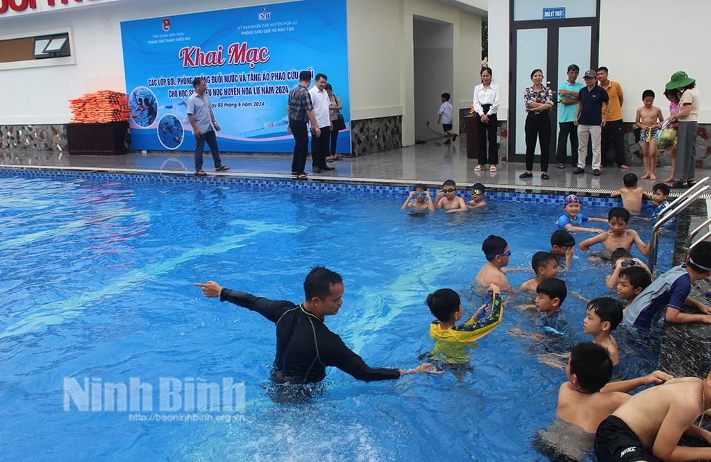 Apertura de clases de natación para prevenir ahogamientos entre estudiantes de primaria en el distrito de Hoa Lu