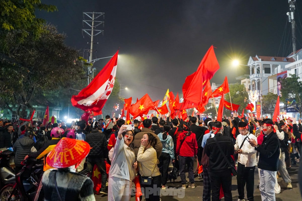 Des foules de personnes se rassemblent autour du stade Viet Tri pour célébrer la victoire du Vietnam sur la Thaïlande, photo 1