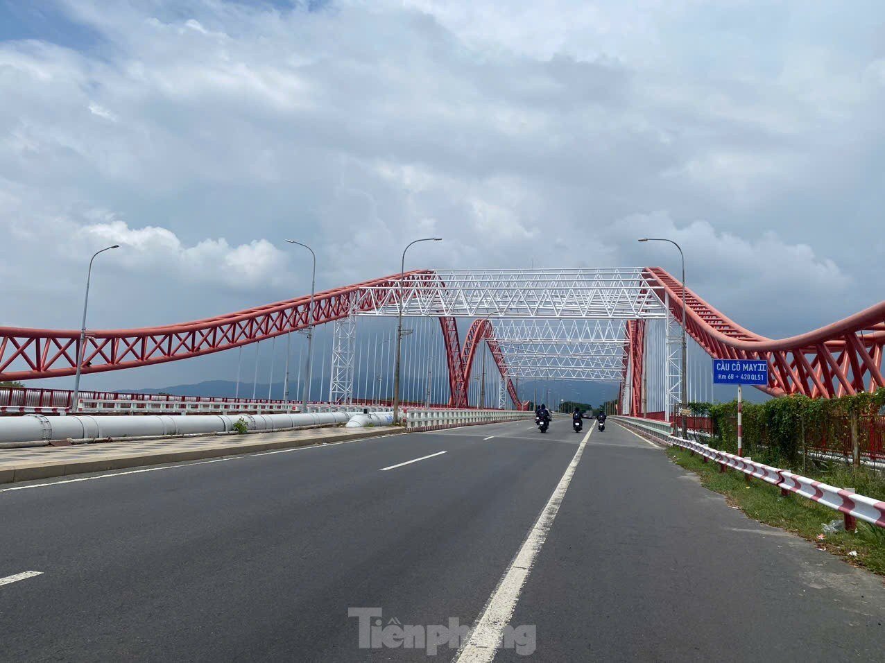 Close-up of the bridge shaped like a seagull spreading its wings in Ba Ria - Vung Tau photo 19